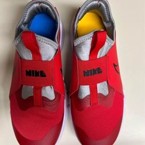 5.5 Kids Nike slip on tennis shoes